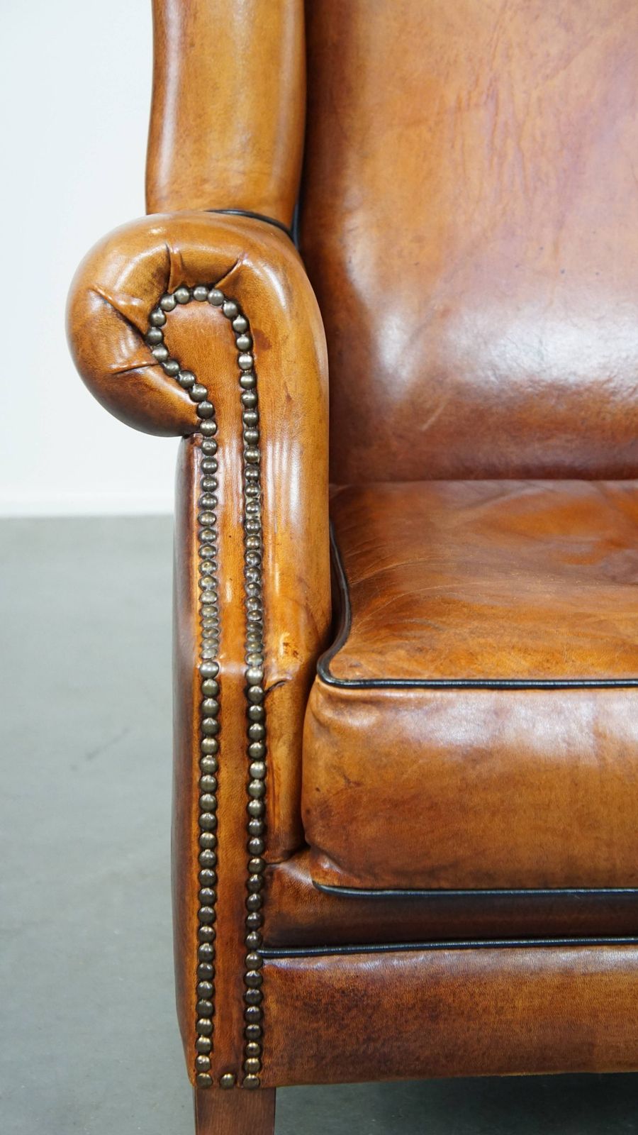 photo furniture Stijlvolle, Ruime Schapenvacht Fauteuil In Een Warme Kleur Met Uitstekend Zitcomfort