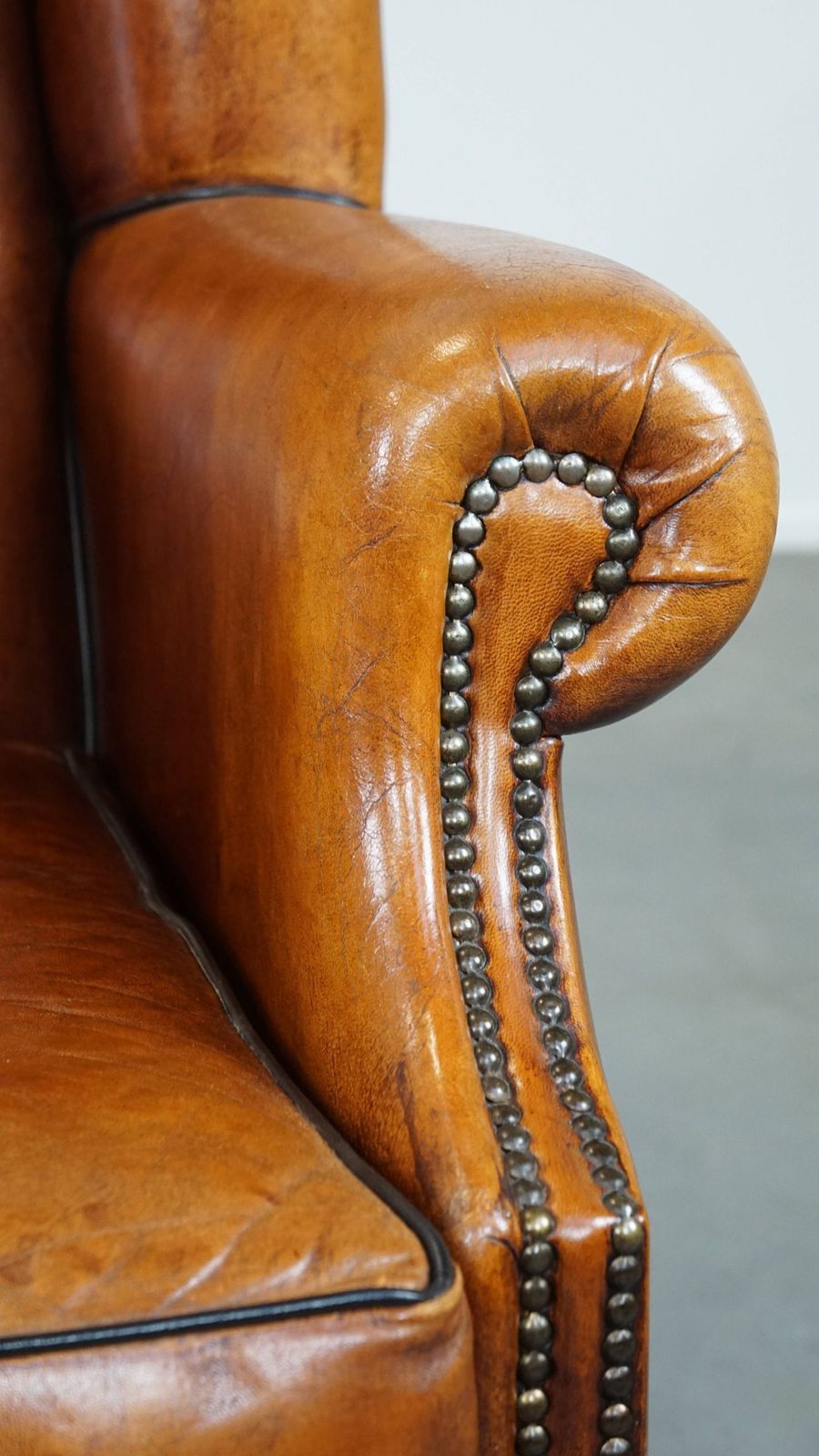 photo for sale Stijlvolle, Ruime Schapenvacht Fauteuil In Een Warme Kleur Met Uitstekend Zitcomfort