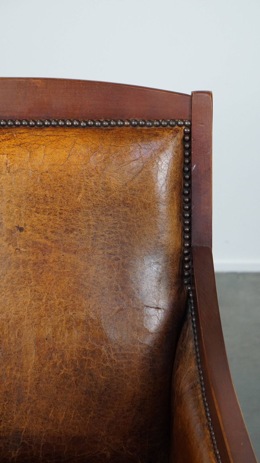 photo furniture Fauteuil In Art Deco Stijl Van Schapenvacht En Hout In Een Warme Cognackleur