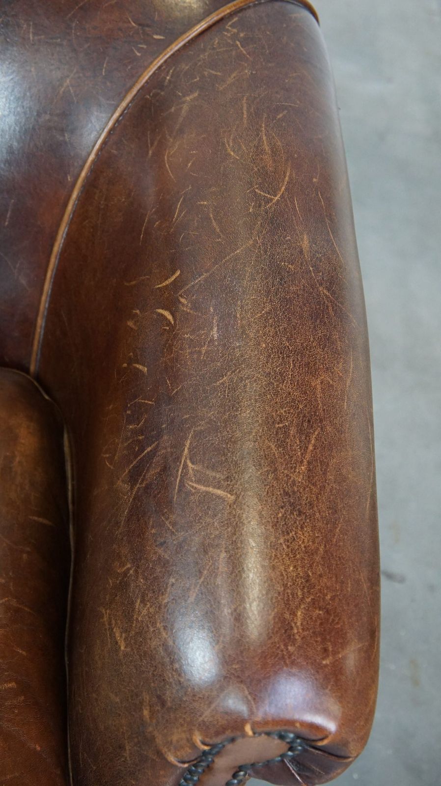 Statige Engelse Stijl Club Fauteuil Met Schapenleren Bekleding photo vinterior