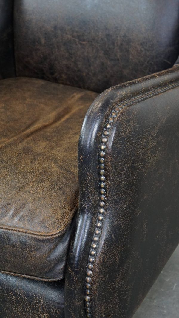 Meubels Karaktervolle, Stevige Fauteuil In Zwart Koeienhuid Met Hoge Rug En Decoratieve Siernagels, Industriële Stijl photo