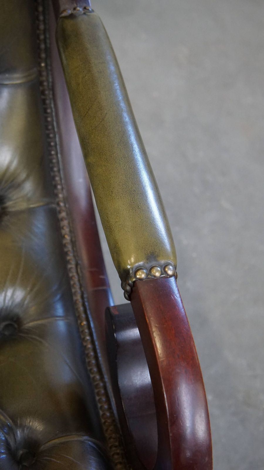 Groene Chesterfield Fauteuil Van Koeienleer Met Houten Details photo vintage