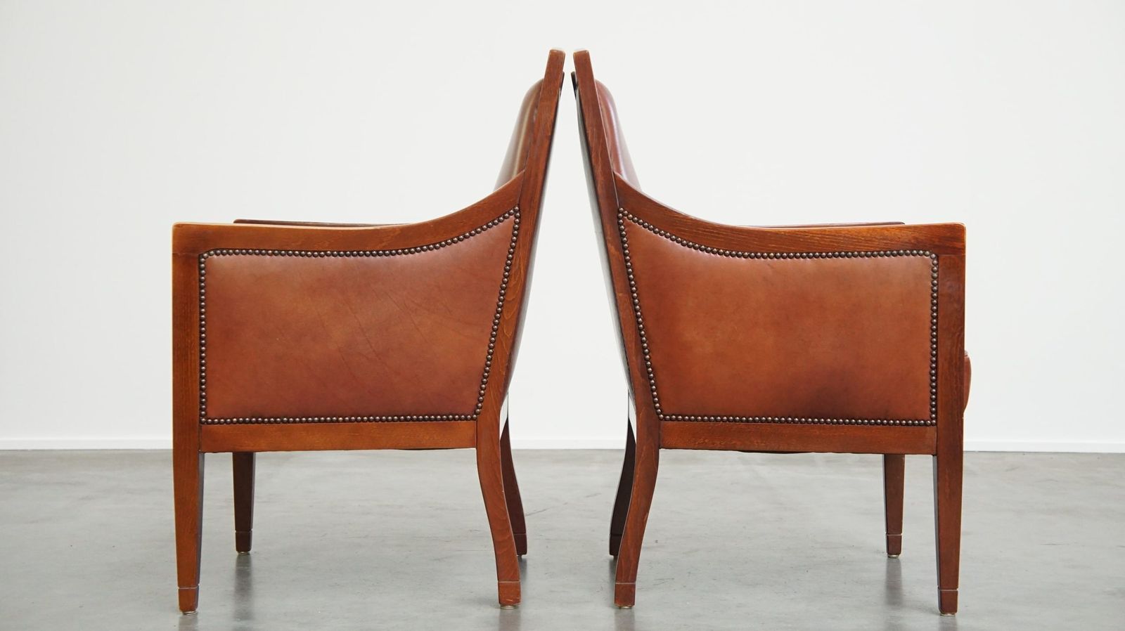 Set Van 2 Art Deco Fauteuils In Cognackleurig Koeienleer photo Meubels