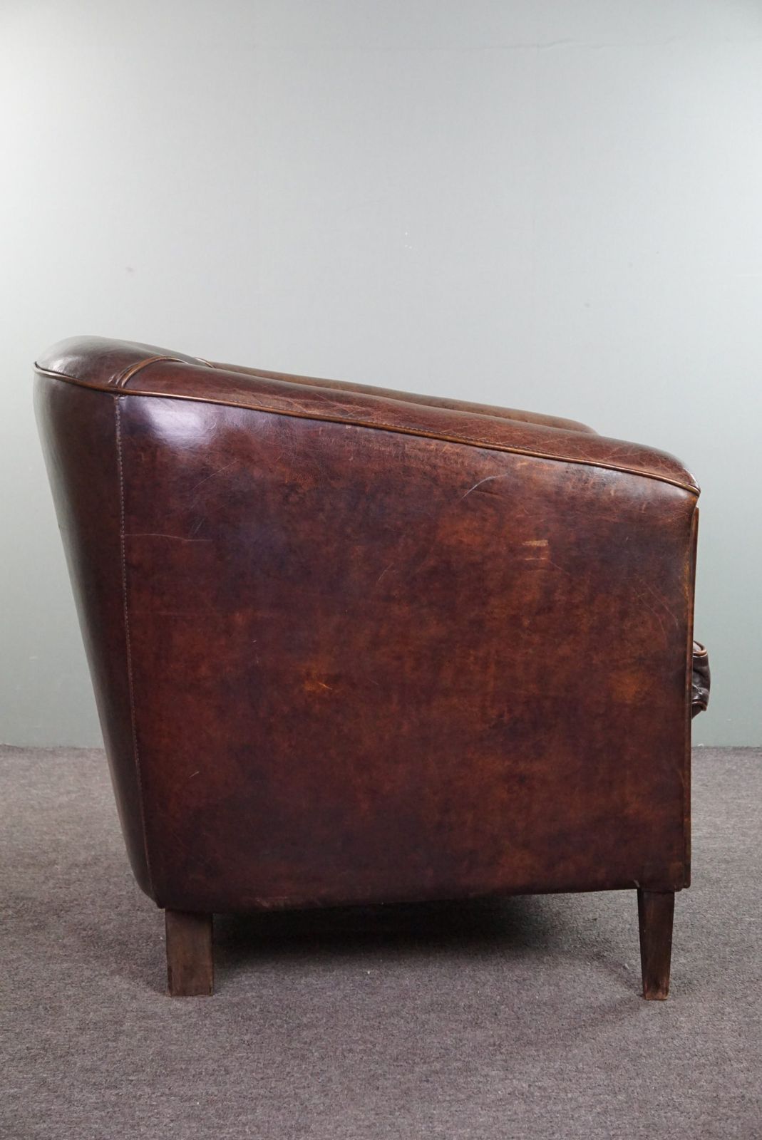 Donkere Schapenleren Club Chair Met Strak Design photo Meubels
