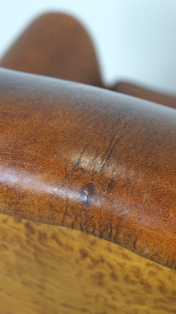1383.3741 Fraaie Fauteuil Van Hoogwaardige Schapenvacht Met Siernagels En Zwart Biesje photo