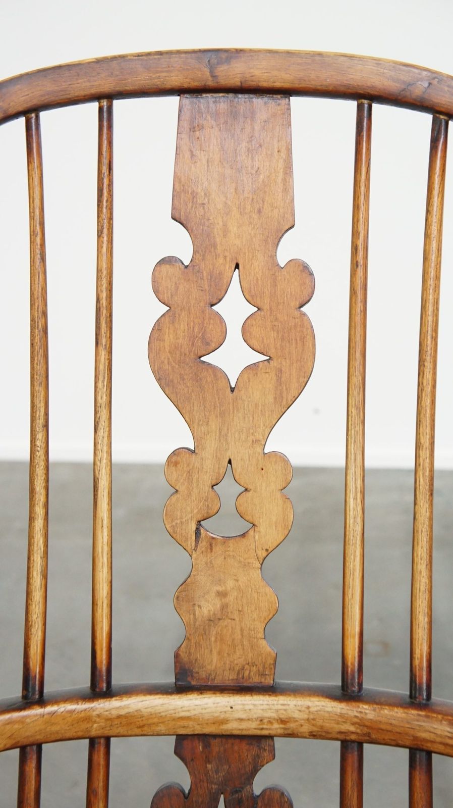 photo furniture Very Nice, Practical Antique English Highback Windsor Dining Chair With Graceful Details