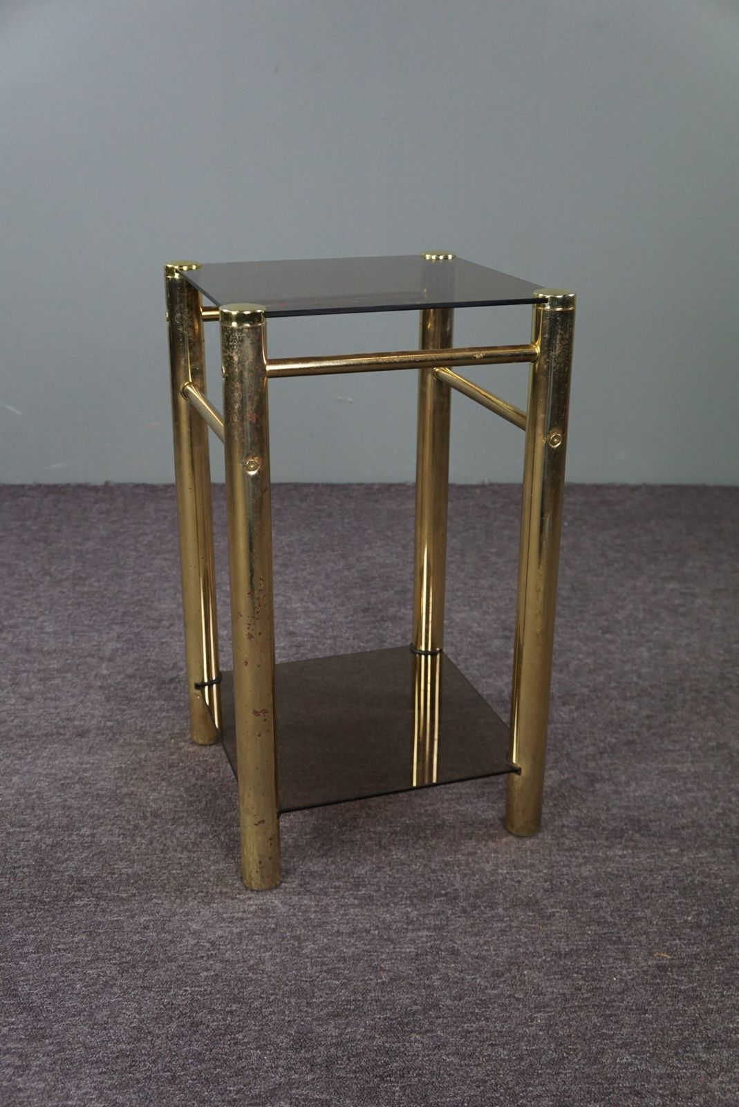 Gouden Hollywood Regency Bijzettafel Met Rookglas, Kolommodel photo furniture