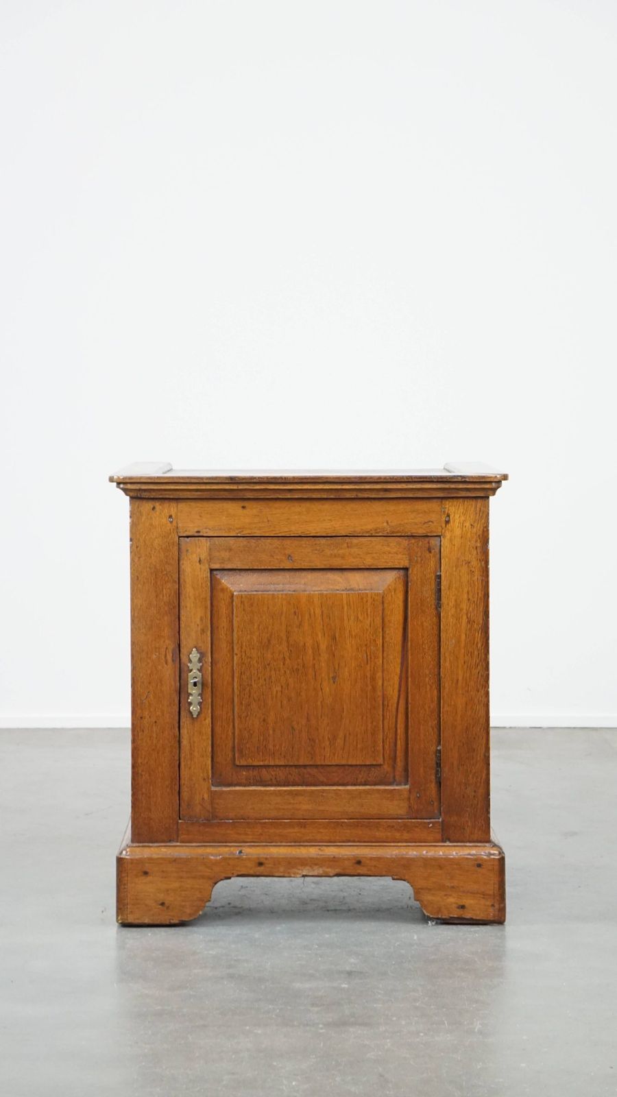Antiek Engels Kastje Met één Deur – Bijzettafel, 19e Eeuw photo furniture