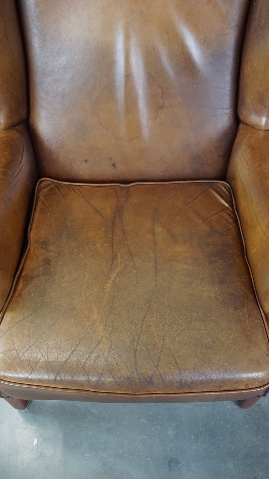 Charmante Schapenleren Fauteuil Met Mooie Patina En Goed Zitcomfort photo vinterior