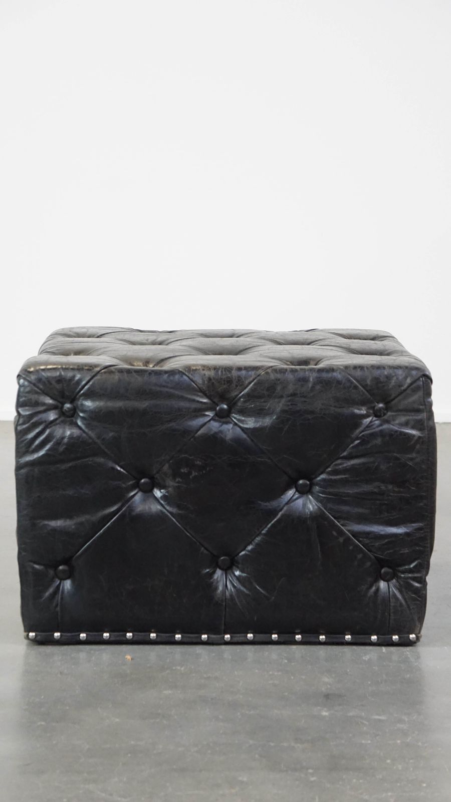 Grote Zwarte Vierkante Chesterfield Hocker/Salontafel Van Rundleer photo 594.7316999999999
