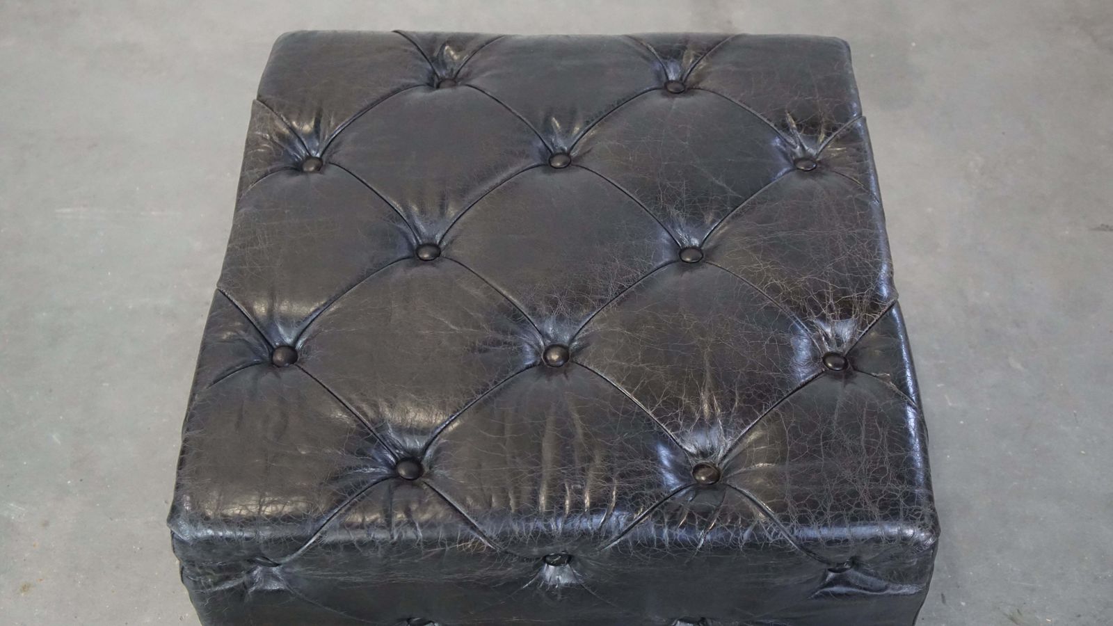 Grote Zwarte Vierkante Chesterfield Hocker/Salontafel Van Rundleer photo vinterior