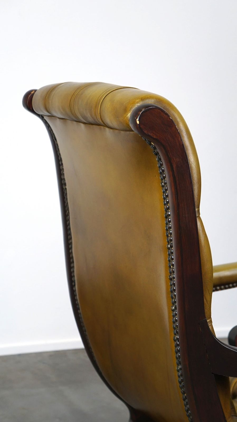 photo vinterior Elegant Cow Leather Chesterfield Armchair Combined With Wood