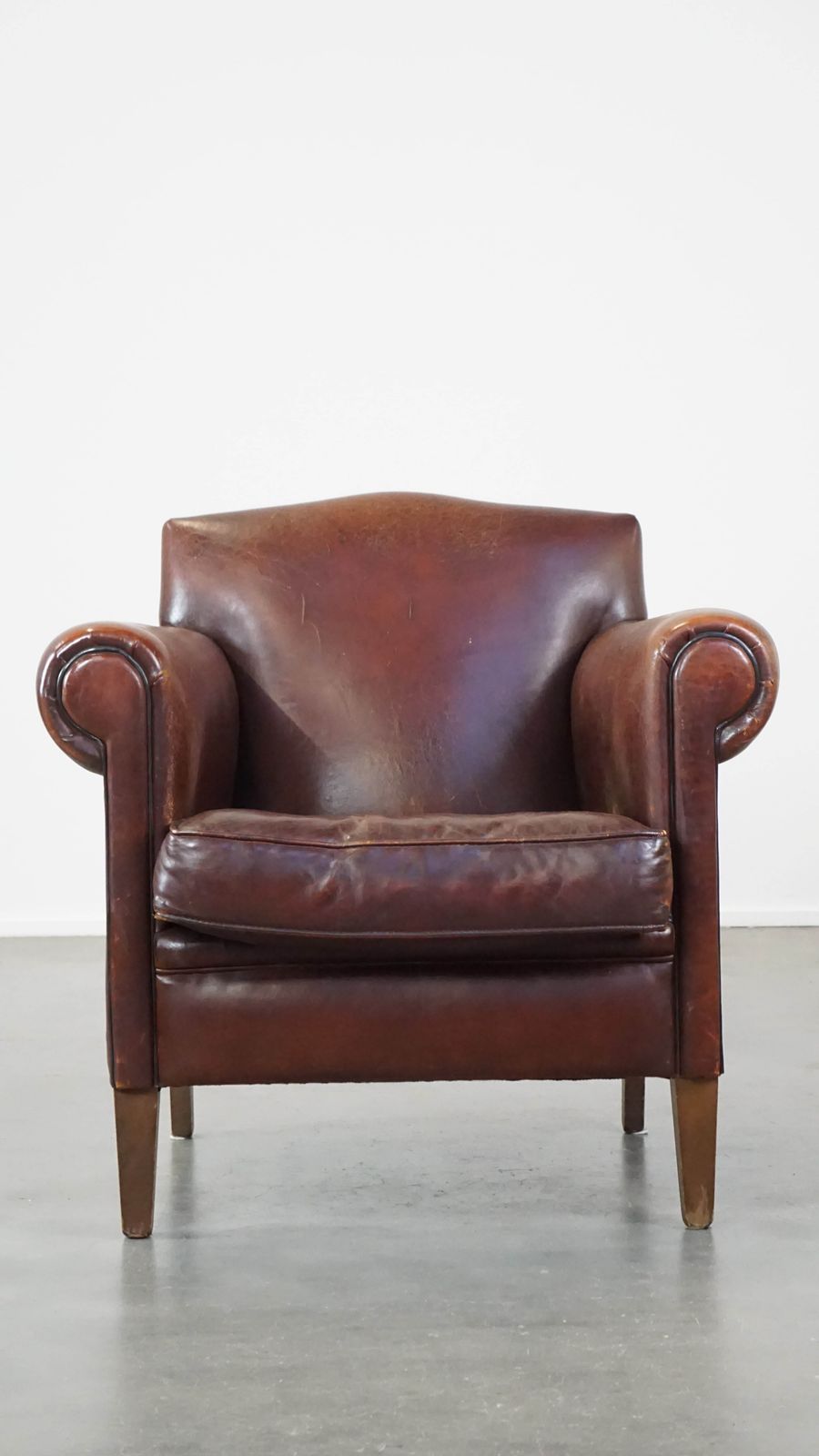 Beautiful, Sleekly Finished Design Armchair/Armchair Made Of Sheep Leather photo furniture