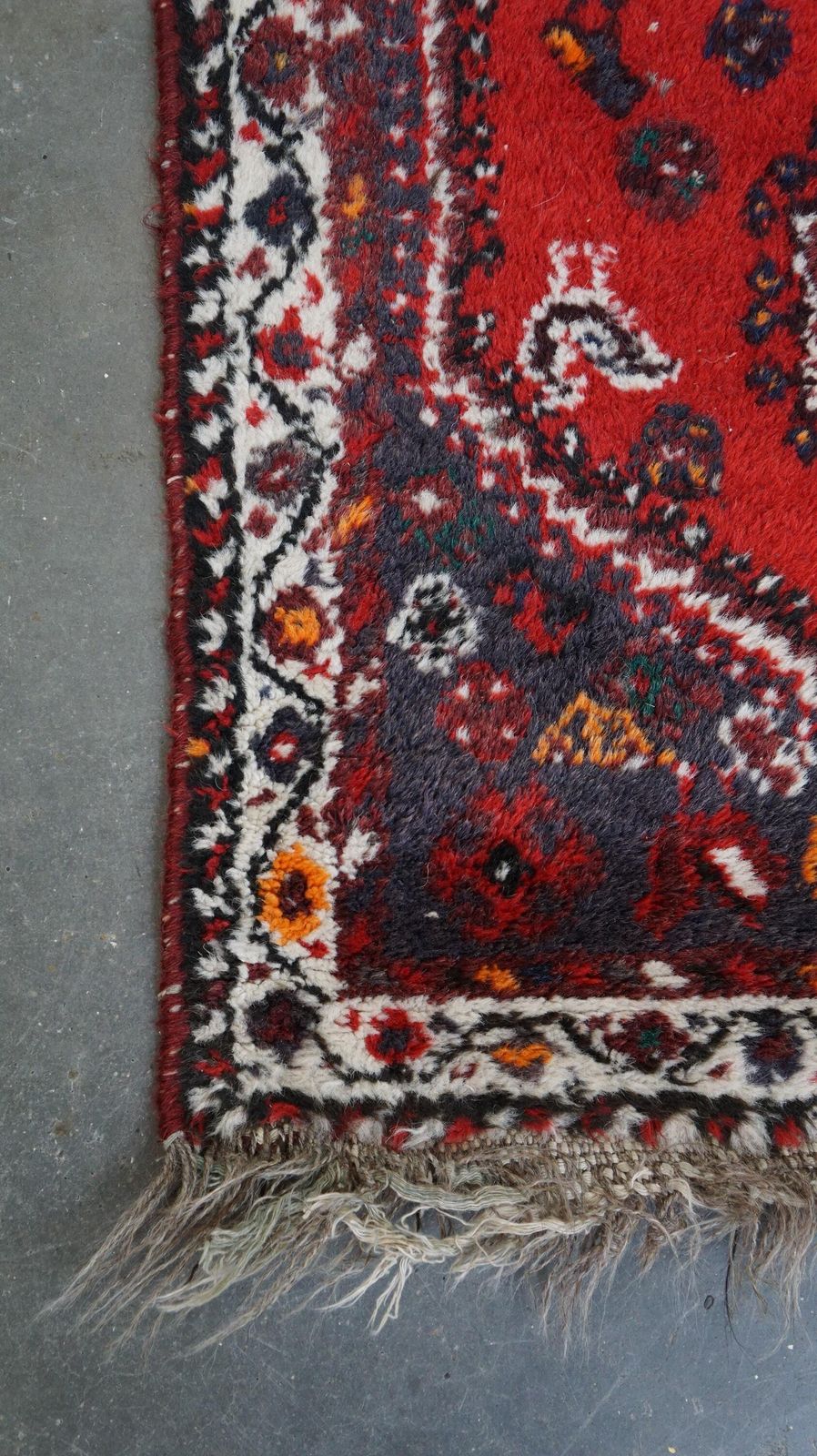 Mooi Vintage Vloerkleed Met Onder Andere Een Opvallend Helderrood Kleur 114x69cm photo for sale