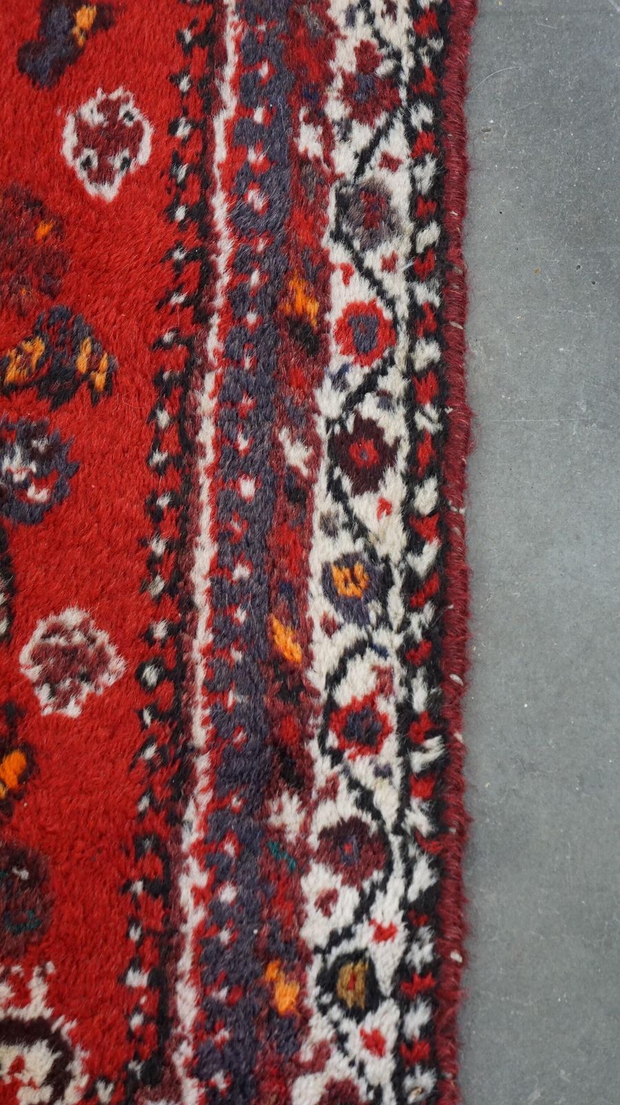 Mooi Vintage Vloerkleed Met Onder Andere Een Opvallend Helderrood Kleur 114x69cm photo 119.163