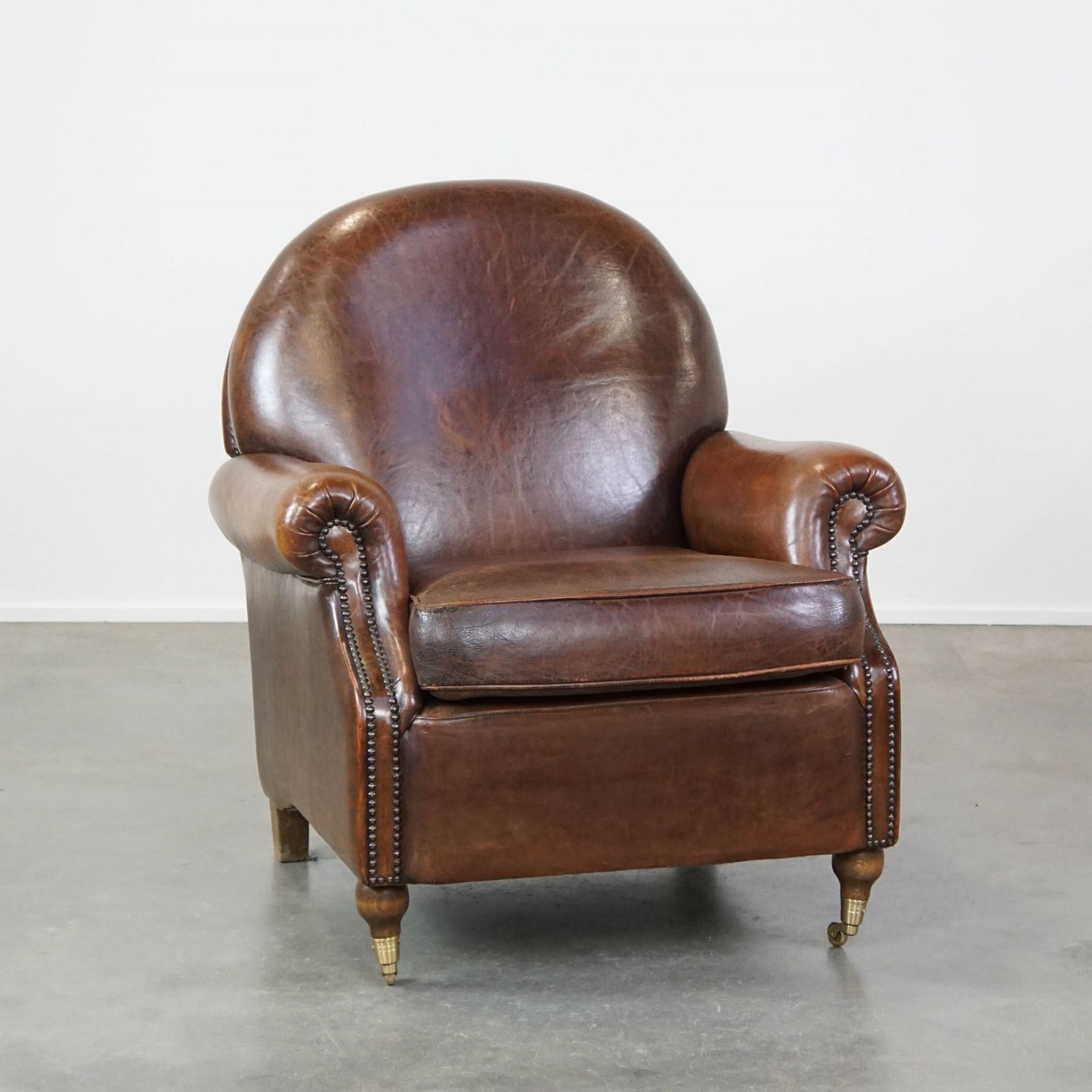 Klassieke Schapenvacht Fauteuil In Donkere Kleur, Goede Staat, Met Ronde Vormen En Op Wieltjes