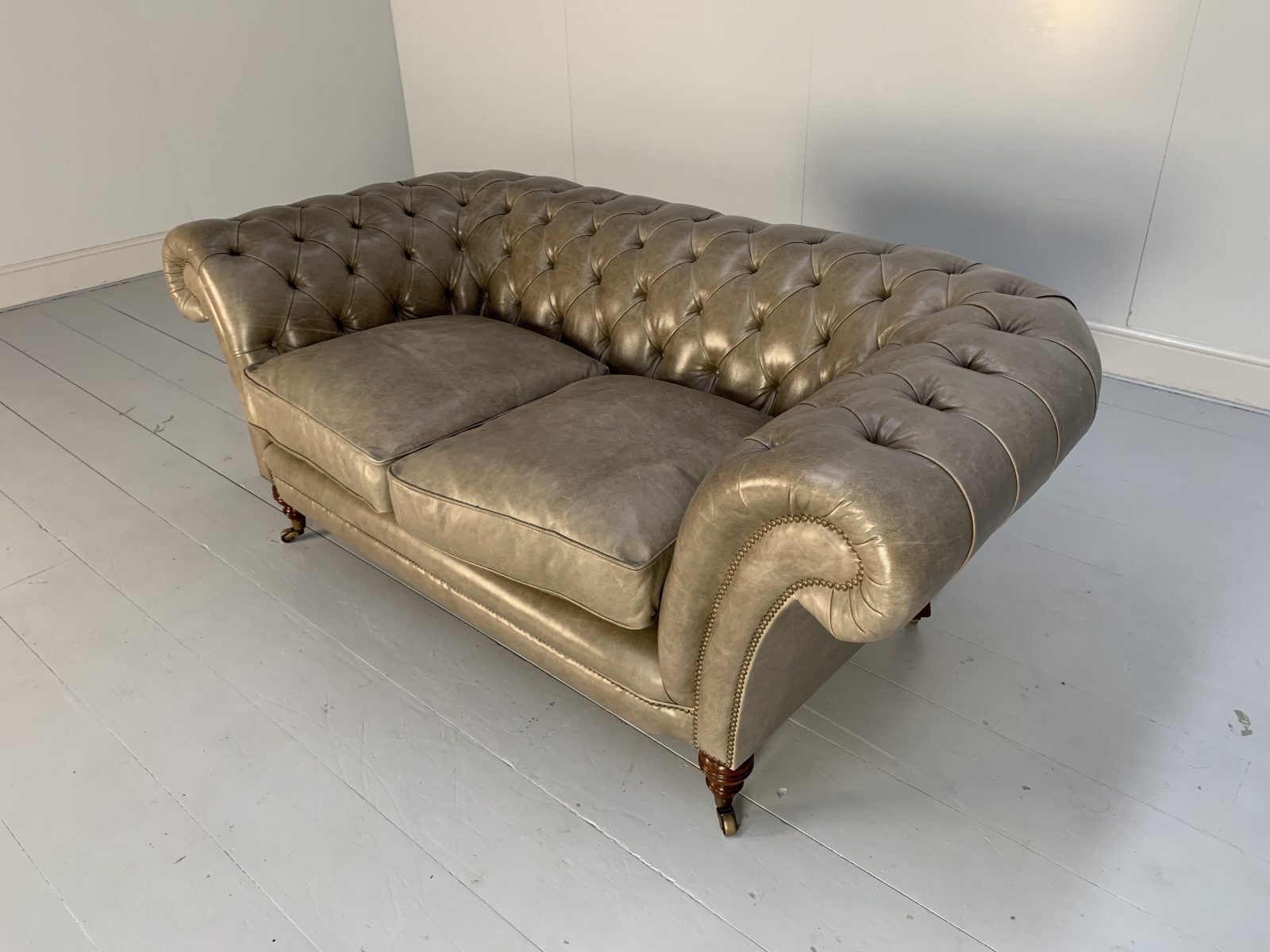 Beaumont & Fletcher “Grenville” 2 Seat Chesterfield Sofa – In “Siena” Grey Leather photo vinterior