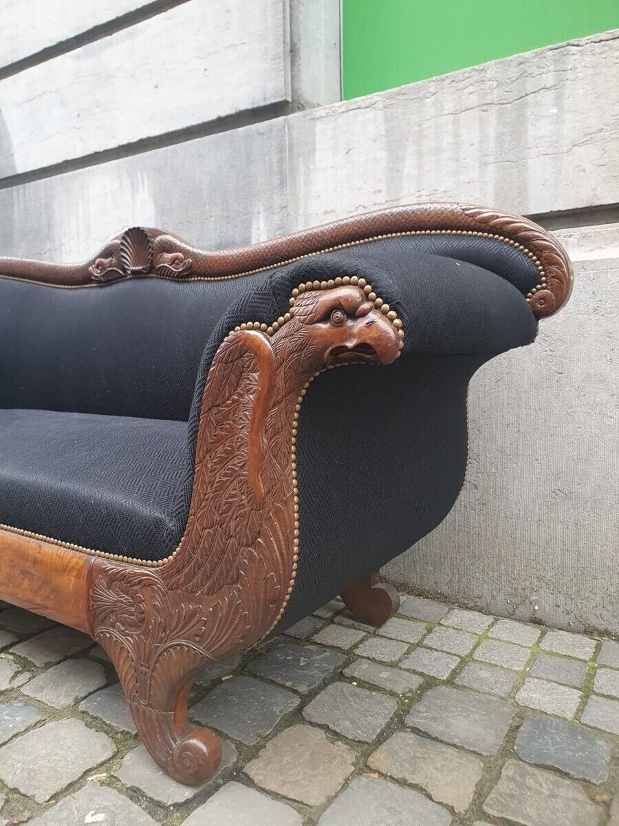 Walnut Chaise Longue Carved With Eagle And Fish Motifs (A Few Small Snags In The Veneer) photo vintage