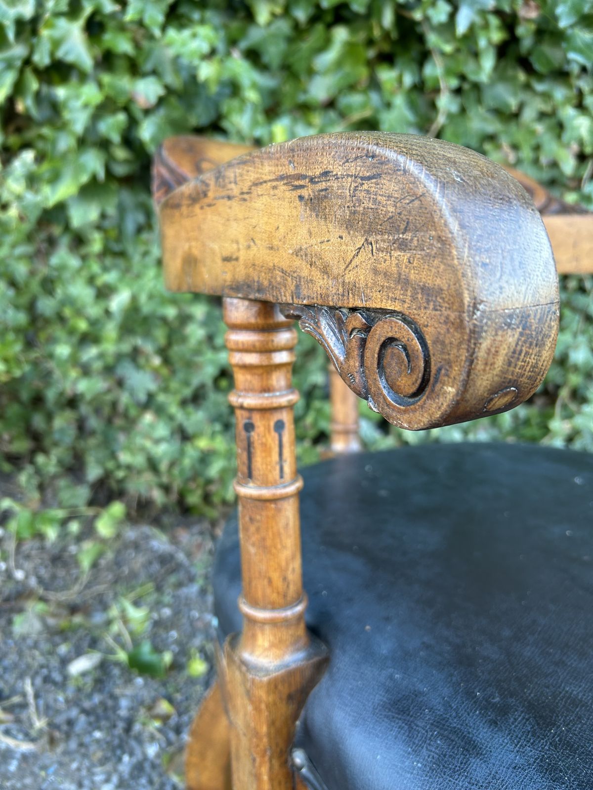 photo vinterior 1880s Victorian, Gothic Style, Oak Desk Chair