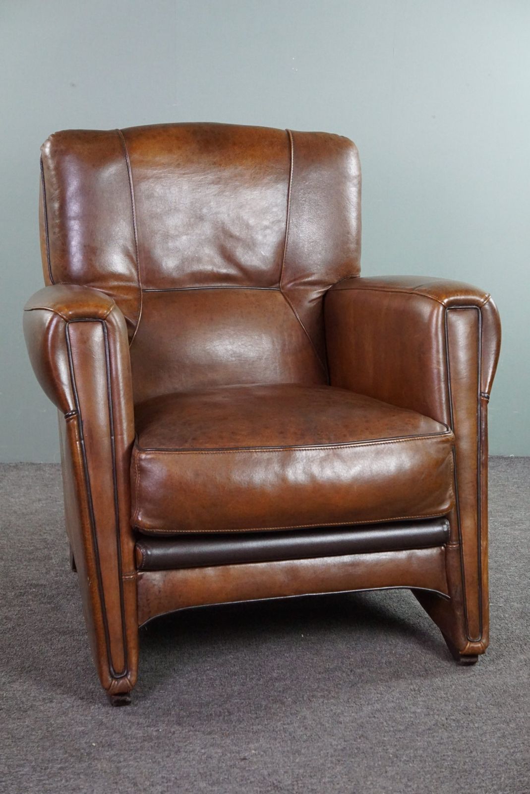 Set Van Een Bank En Fauteuil Met Schapenvachtdesign, In Goede Staat photo for sale