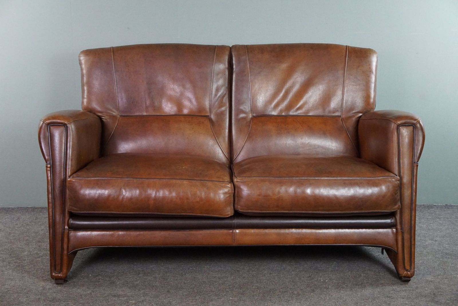 Set Van Een Bank En Fauteuil Met Schapenvachtdesign, In Goede Staat photo vintage