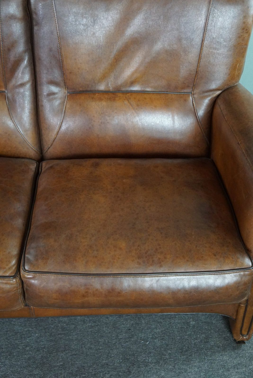 photo vinterior Set Van Een Bank En Fauteuil Met Schapenvachtdesign, In Goede Staat