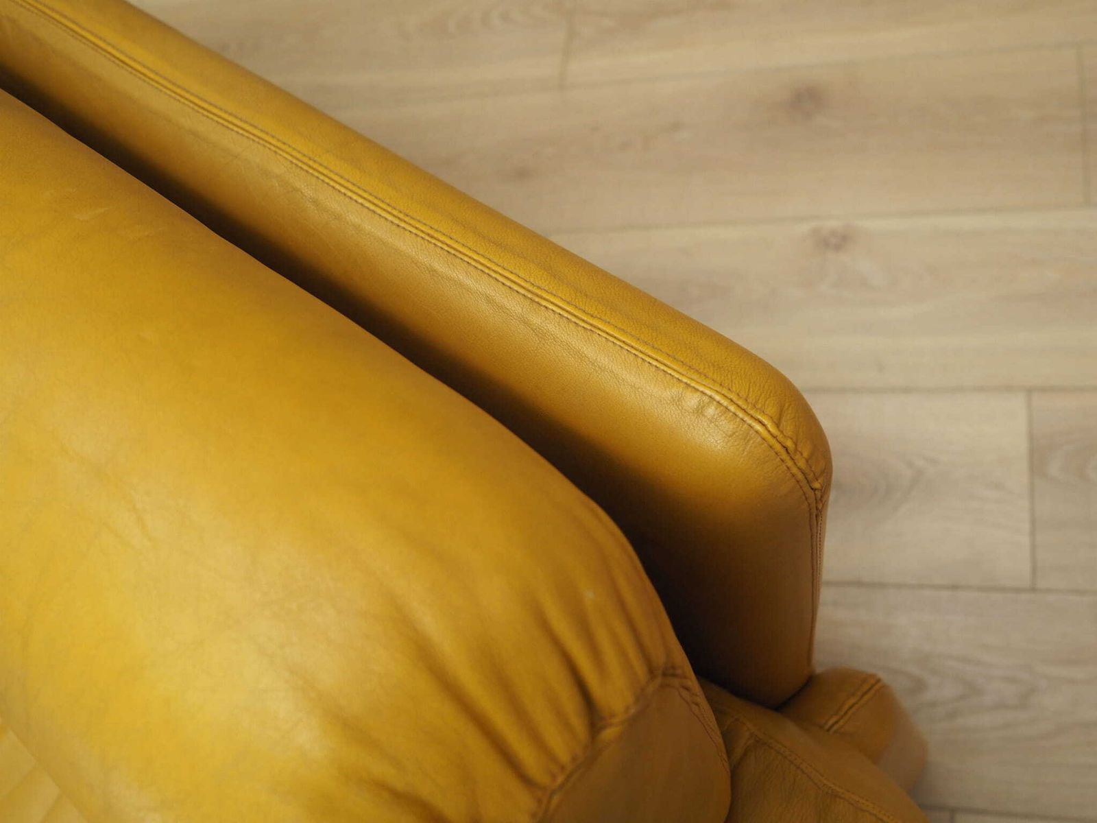 photo vintage Gele Leren Bank, Italiaans Design, Ca. Jaren 1960, Fabrikant: B&B Italia, Ontwerper: Tobia Scarpa
