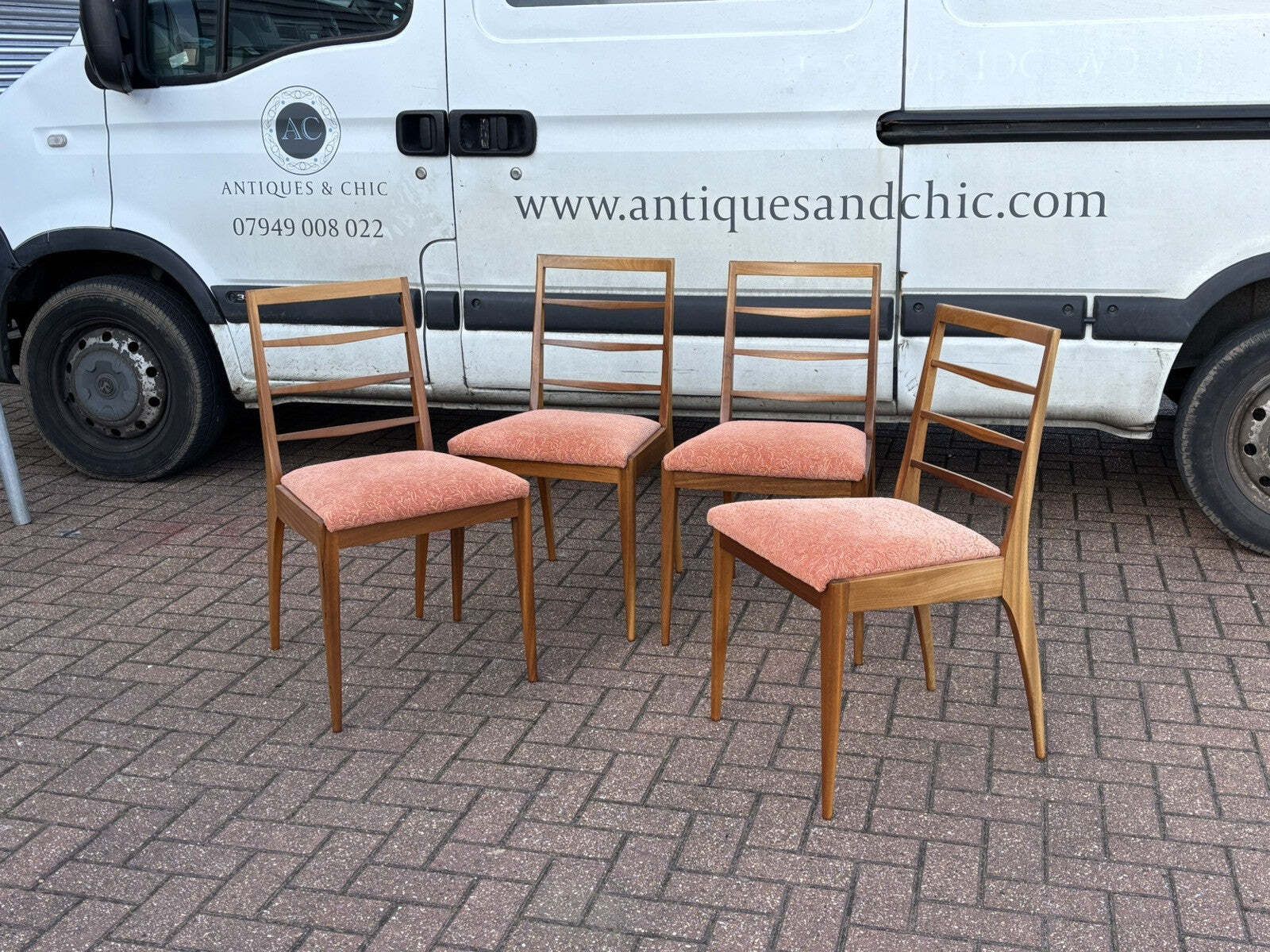 photo furniture Mid Century McIntosh Teak Extending Dining Table & 4 Chairs