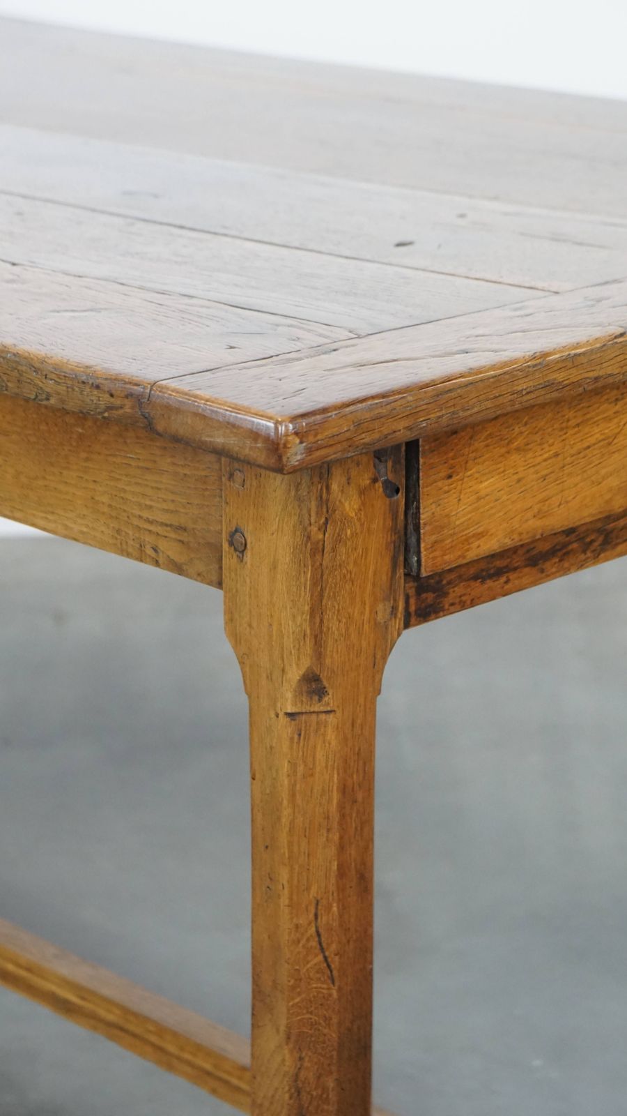 photo furniture Antieke Franse Boerentafel Van Eiken Met 2 Lades En Authentieke Details