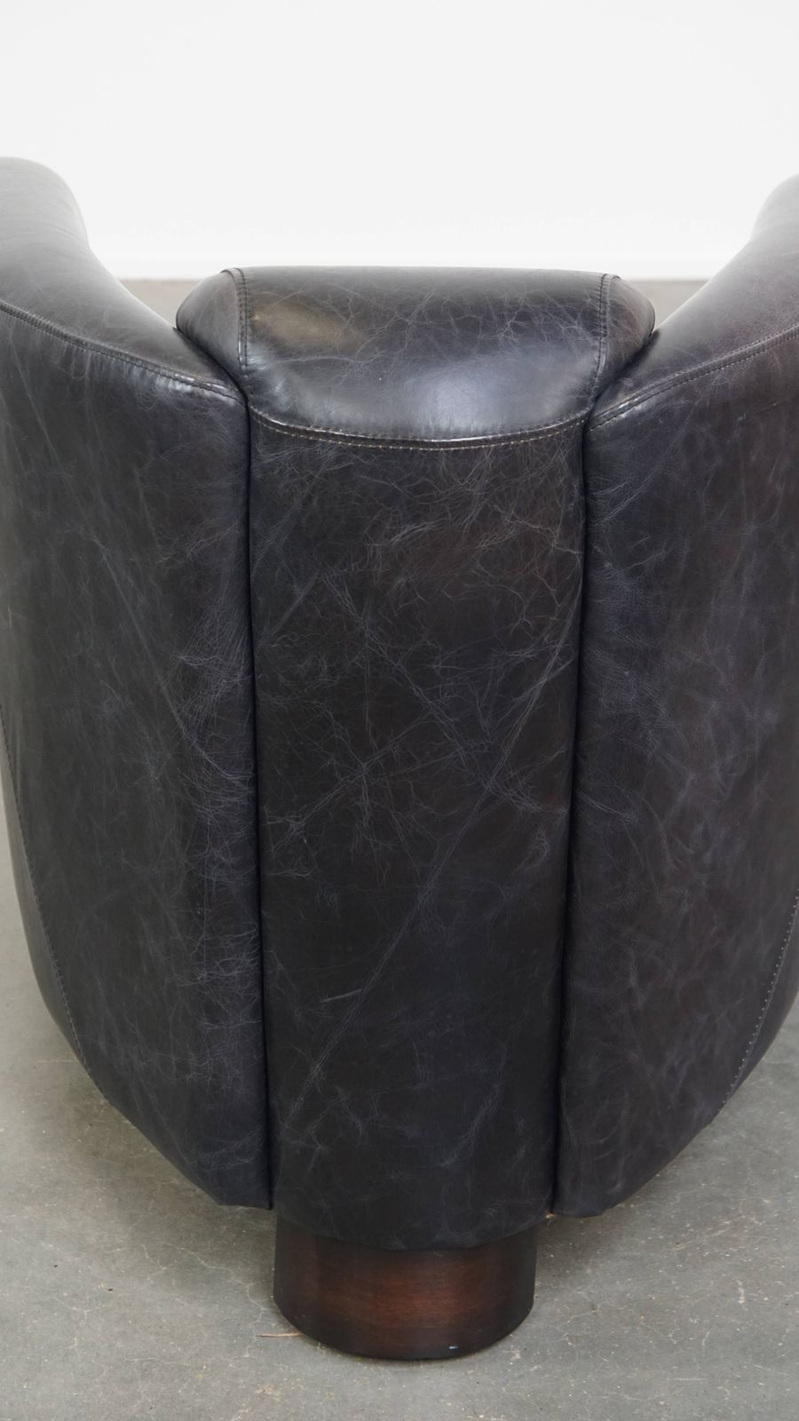 938.1378 Black Cowhide Aviator Armchair With A Sleek Design And A Nice Shape photo