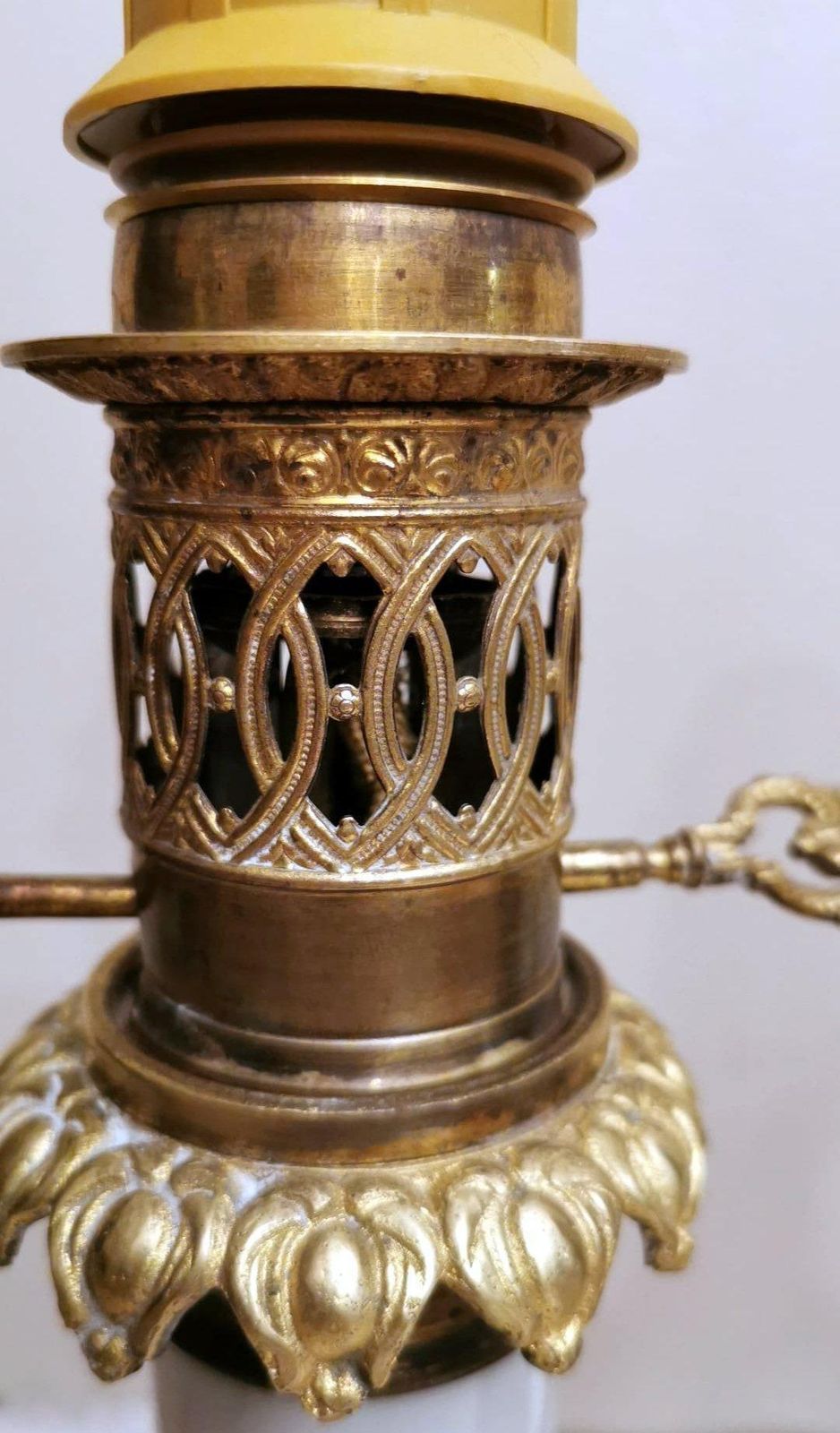 photo vinterior Pair Of French Oil Lamps Opaline Glass Hand Painted Bronze Finishing