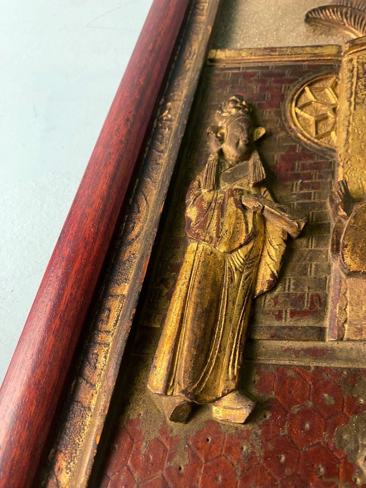 photo vintage Qing Dynasty Exquisite Chinese Wooden Panel With Raised Figures And Gold Leaf
