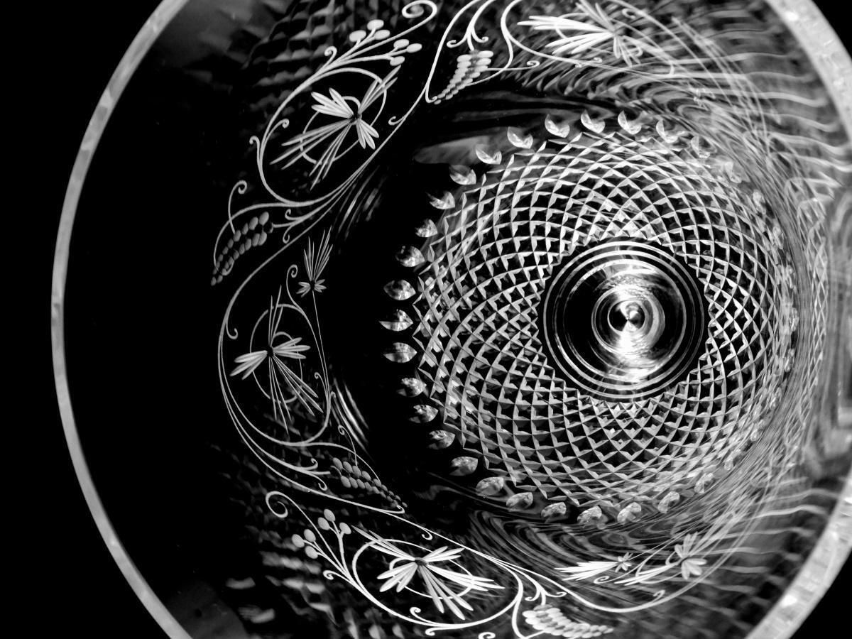 photo vintage Neoclassical Style Italian Chalice Shaped Vase In Ground And Diamond Crystal