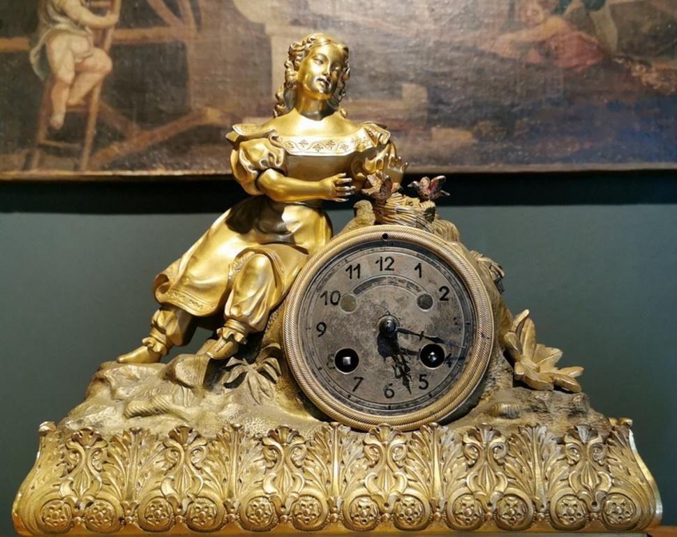 photo vintage Louis XVI Style French Mantel Clock In Gilded Bronze