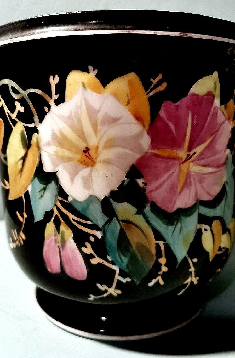 photo vinterior Napoleon III, Pair Of French Cachepots In Hand Painted Porcelain De Paris