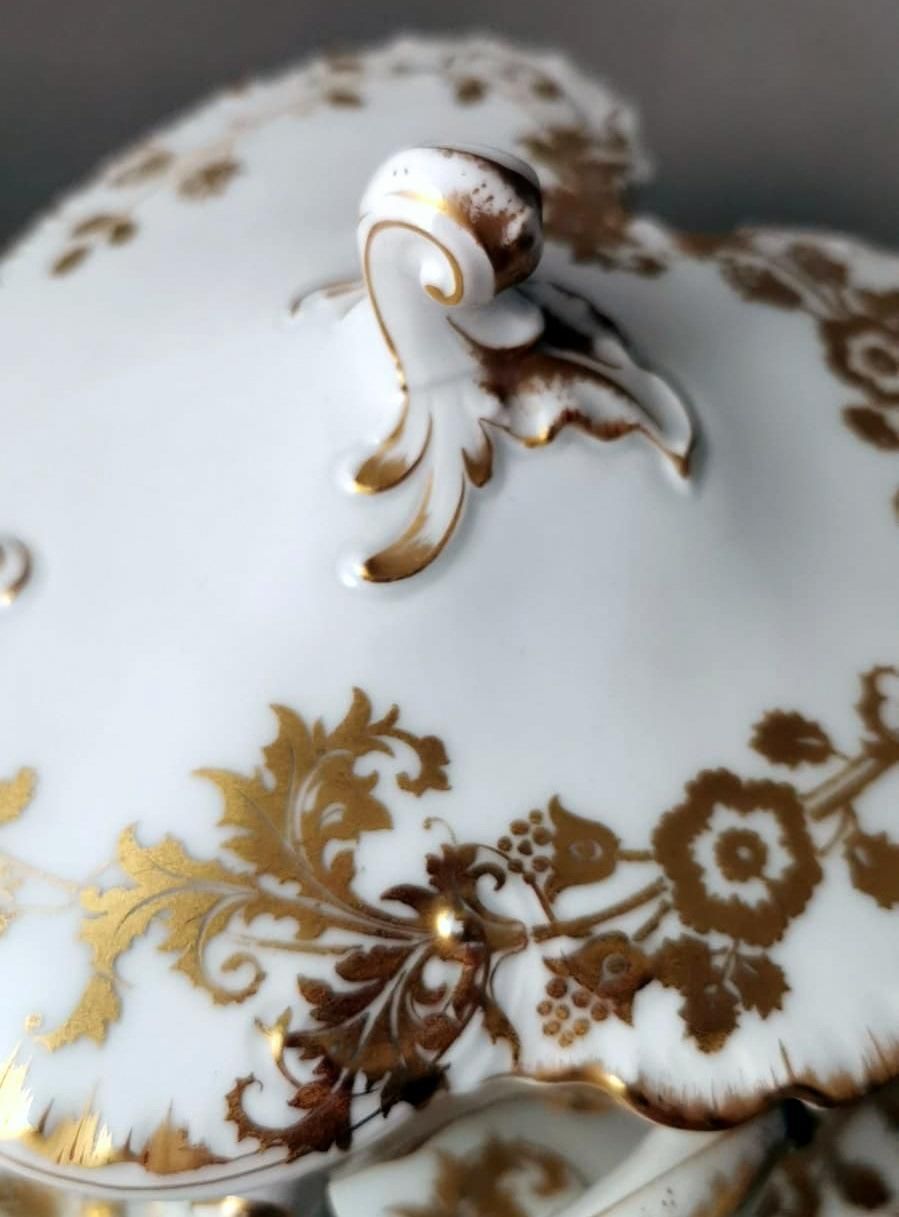 photo vintage Haviland & Co. Limoges French Gravy Boat In White Porcelain And Gold Decoration