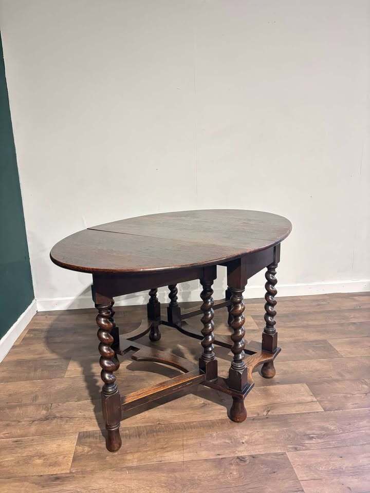 photo furniture Early 20th Century Oak Barley Twist Gate Leg Table