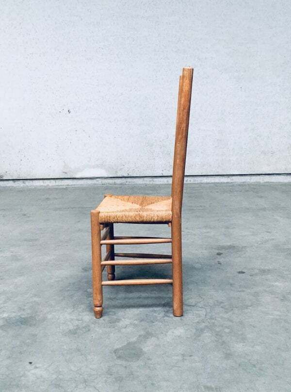 photo vinterior Rustieke Eiken Eetkamerstoelen Met Hoge Spijlenrug En Rieten Zitting, België, Ca. Jaren 1950
