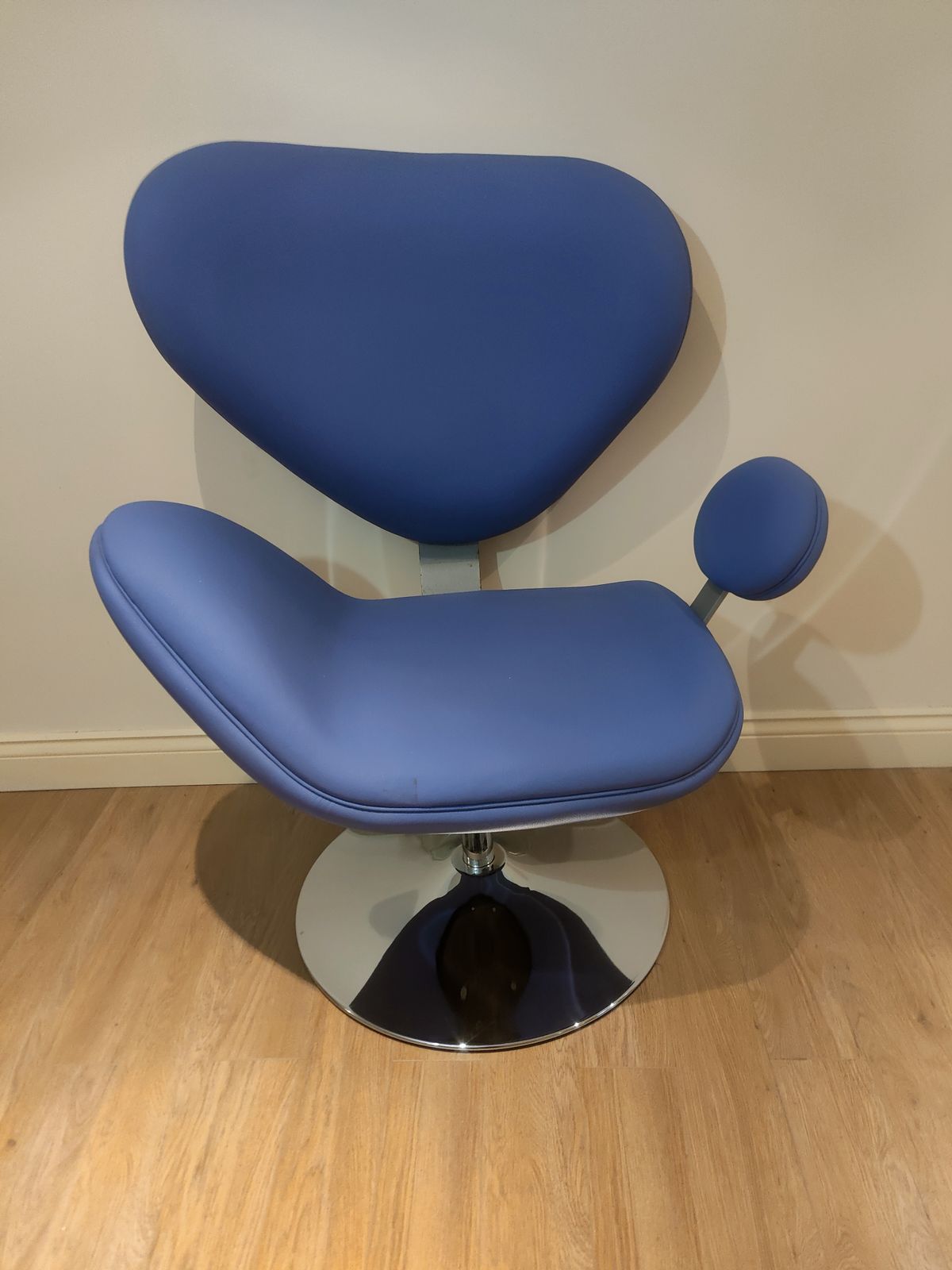 Arne Jacobsen Style Egg Chair   Mcdonalds Cornflower Blue