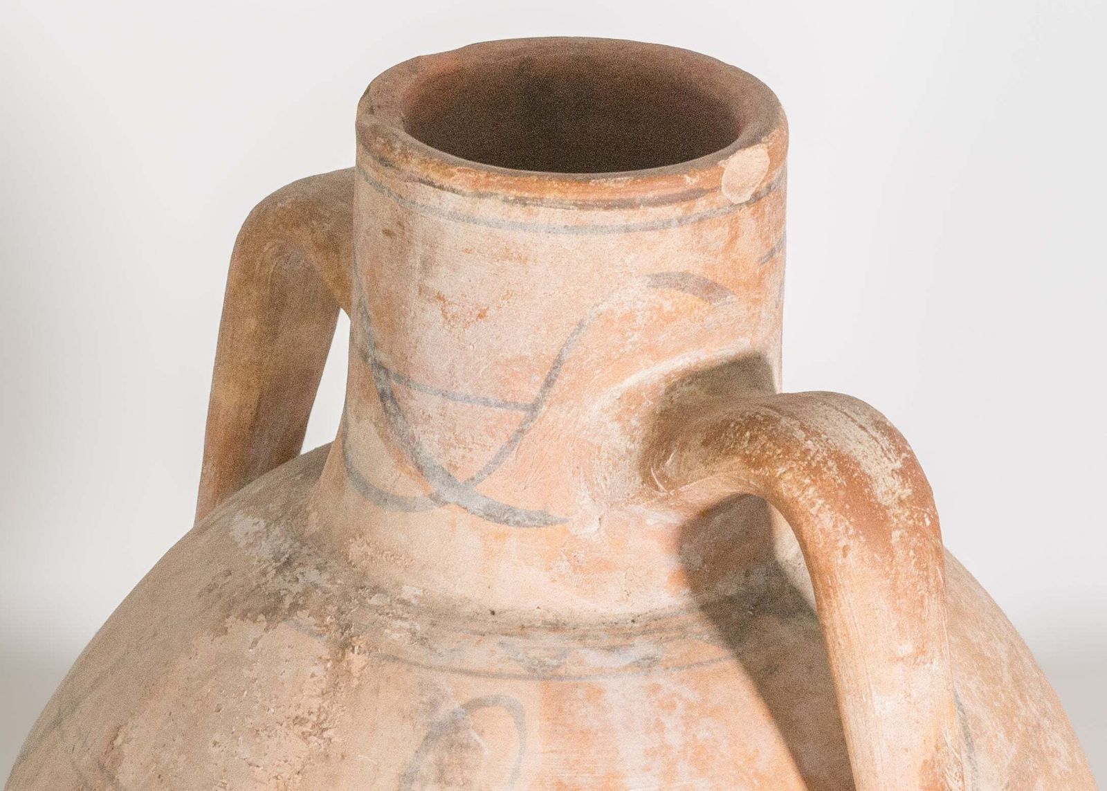 Antieke Spaanse Terracotta Amfoor – 19e Eeuw, Rustiek Handgemaakt Voorraadvat photo Woonaccessoires