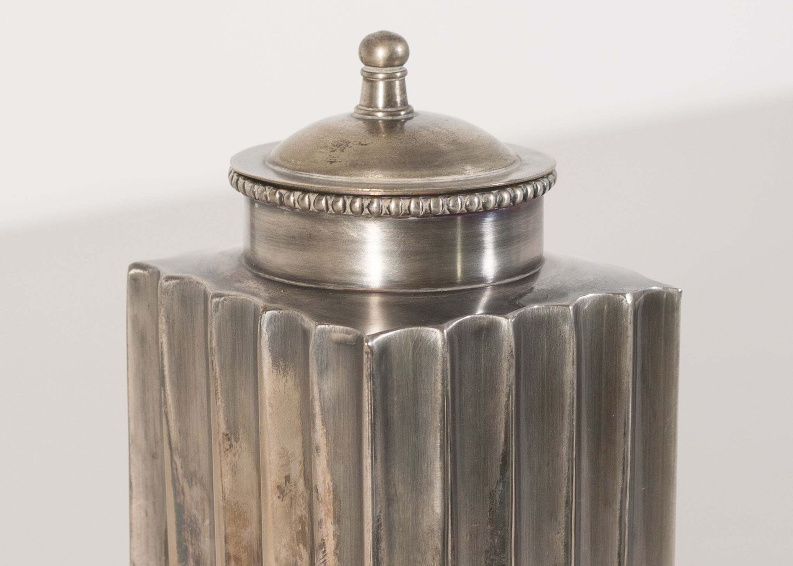 Geribbelde Bewaarpot Van Wit Metaal, Ca. Jaren 1930 photo for sale