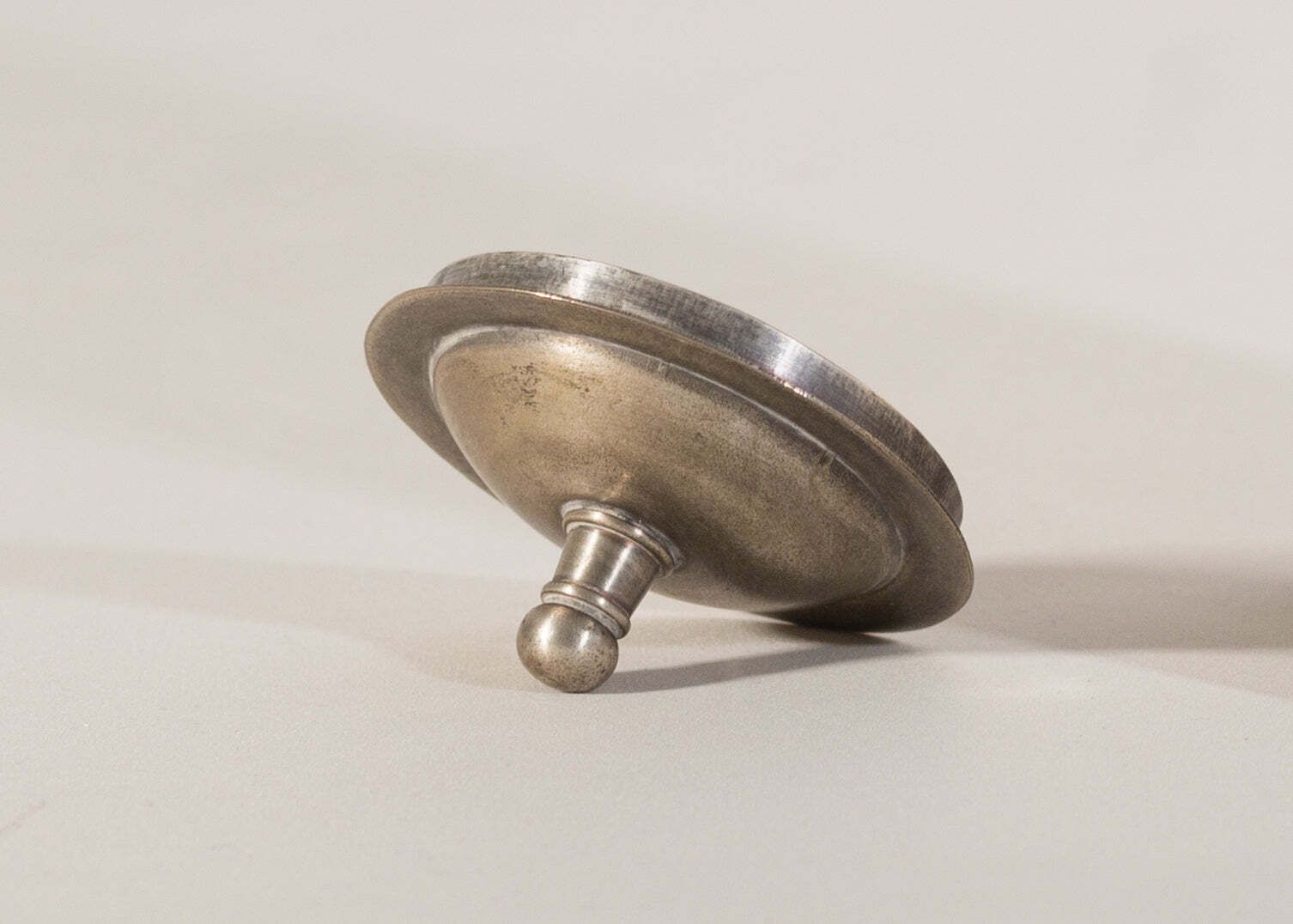 Geribbelde Bewaarpot Van Wit Metaal, Ca. Jaren 1930 photo Woonaccessoires