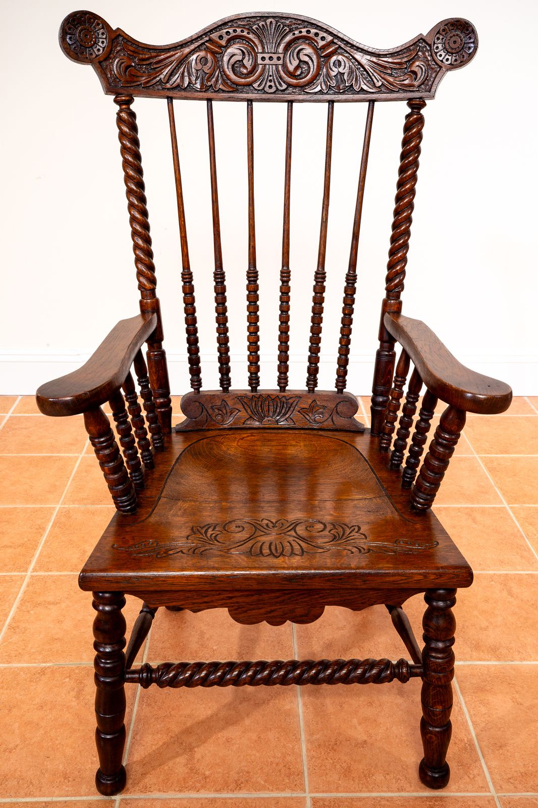photo vintage Impressive Antique Oak Windsor Chair Country House Statement Fan Back Fireside Grandfather Armchair Ornate Decorative Carver Hall Throne Chair