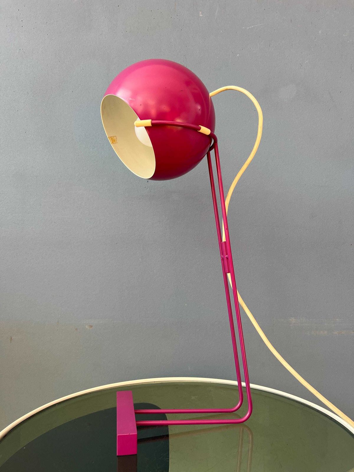 Speelse Vintage Bureaulamp In Paars Roze Met Bolronde Kap photo 514.0