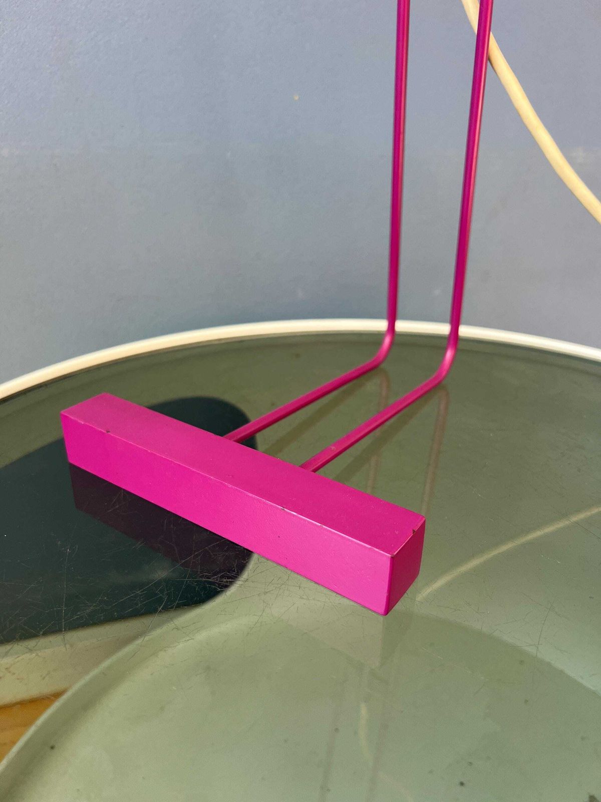 photo furniture Speelse Vintage Bureaulamp In Paars Roze Met Bolronde Kap