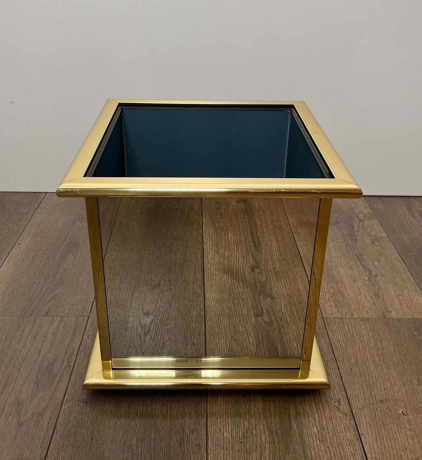 photo vintage Mirrored And Gold Metal Planter