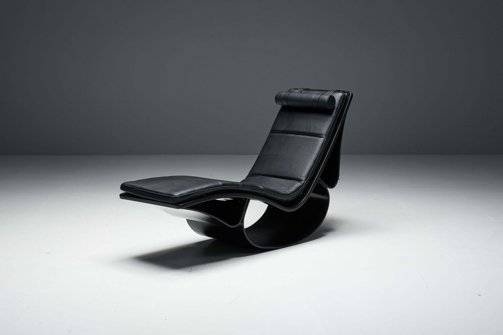photo buy Chaise Longue "Rio" By Oscar Niemeyer, Brazil, 1978