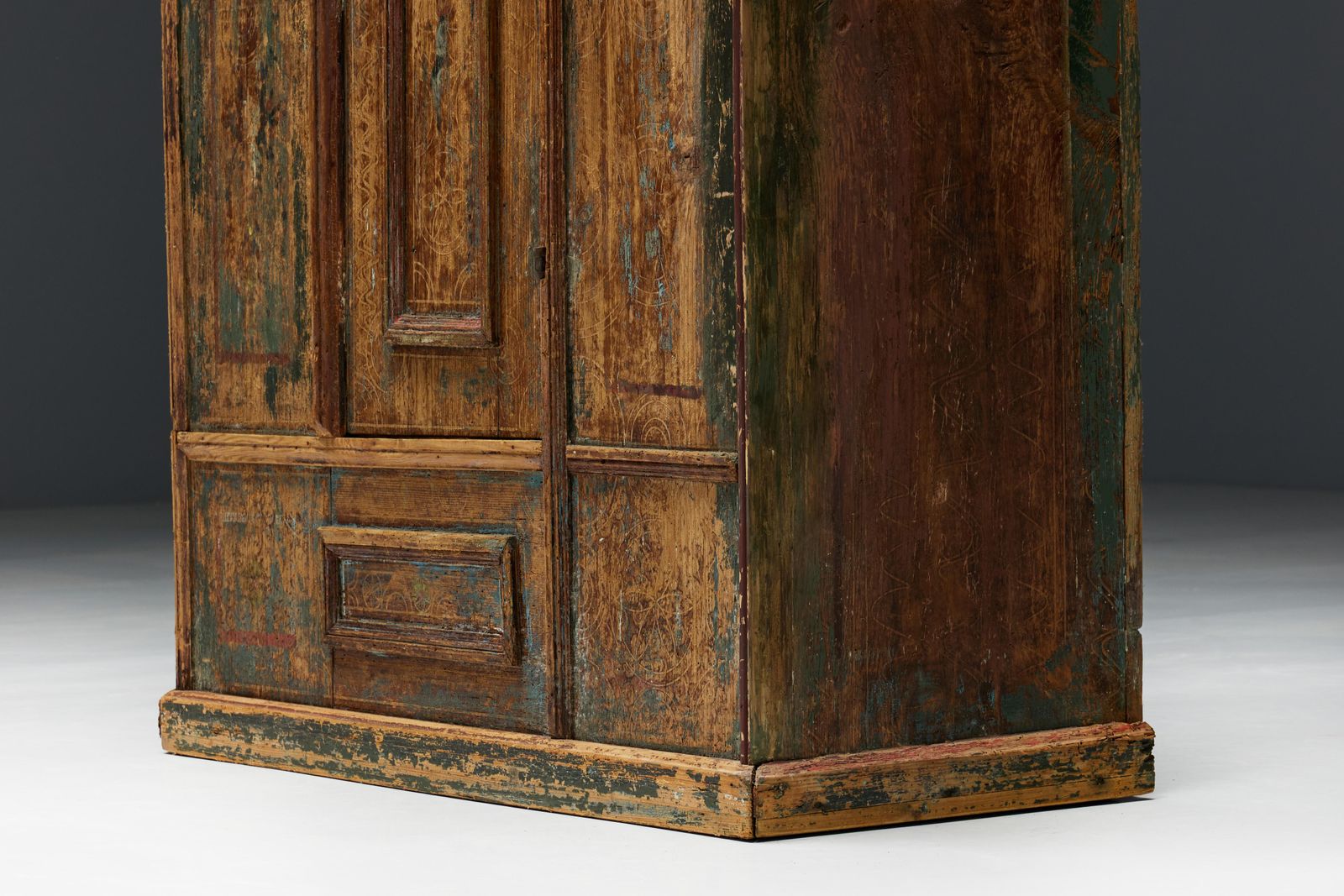 Rustic Travail Populaire Cabinet, France, 18th Century photo vinterior