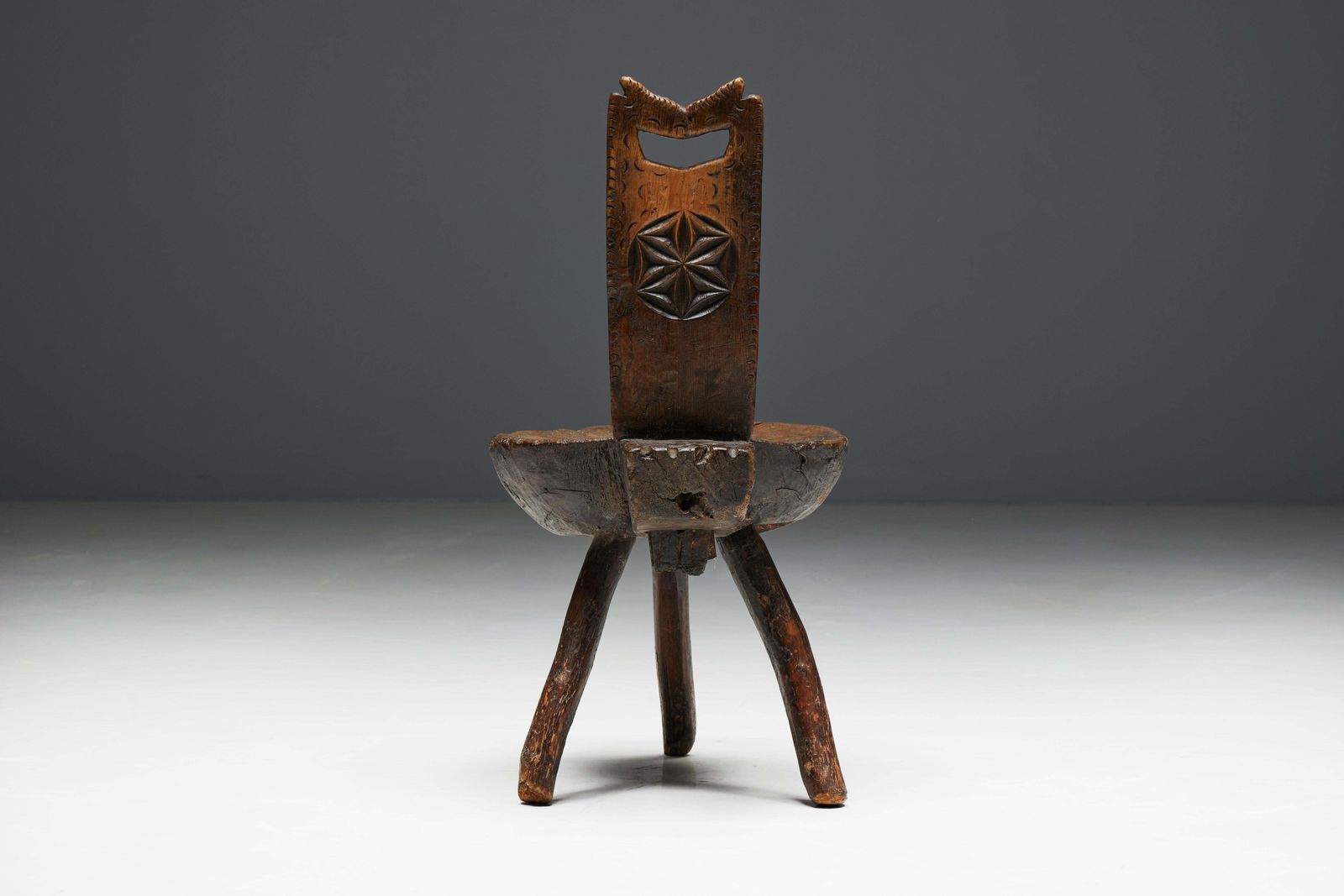 photo vinterior Brutalist Wabi Sabi Tripod Alpine Chairs, France, 19th Century