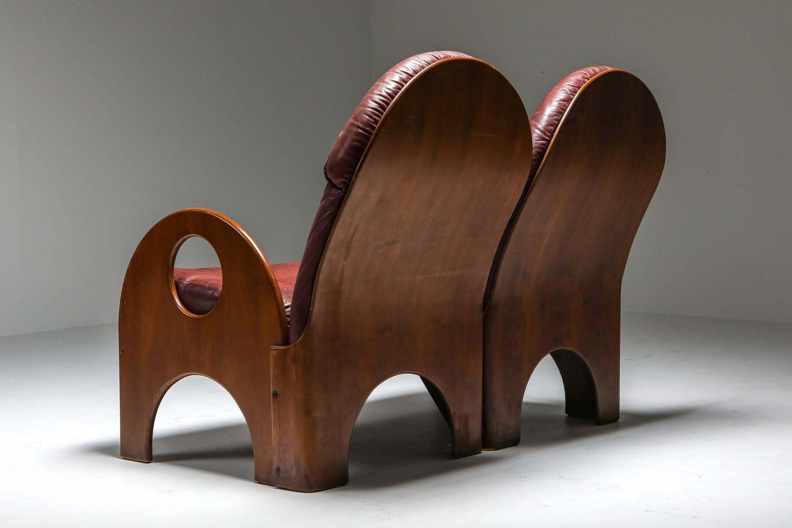 photo vintage Gae Aulenti "Arcata" Living Room Set In Walnut And Burgundy Leather, 1968